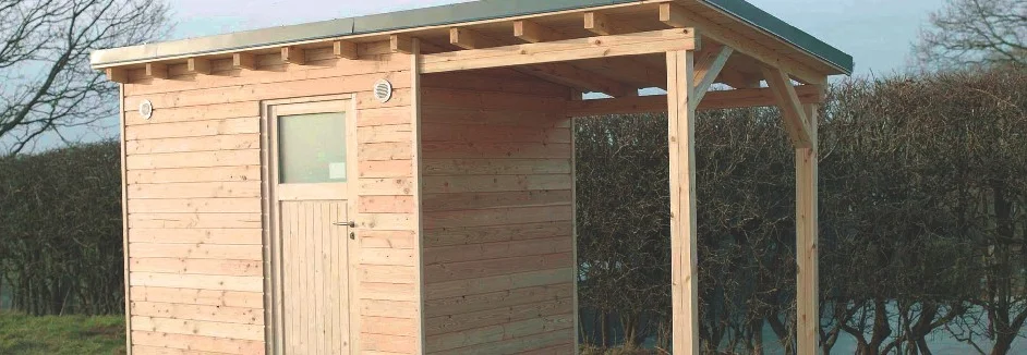 Gartenhaus aus Holz mit Anbaudach